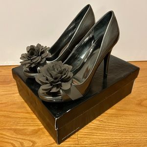 Carlos Santana Cupcake Pewter Peep-toe Flower Heels Women’s Size 8 Medium